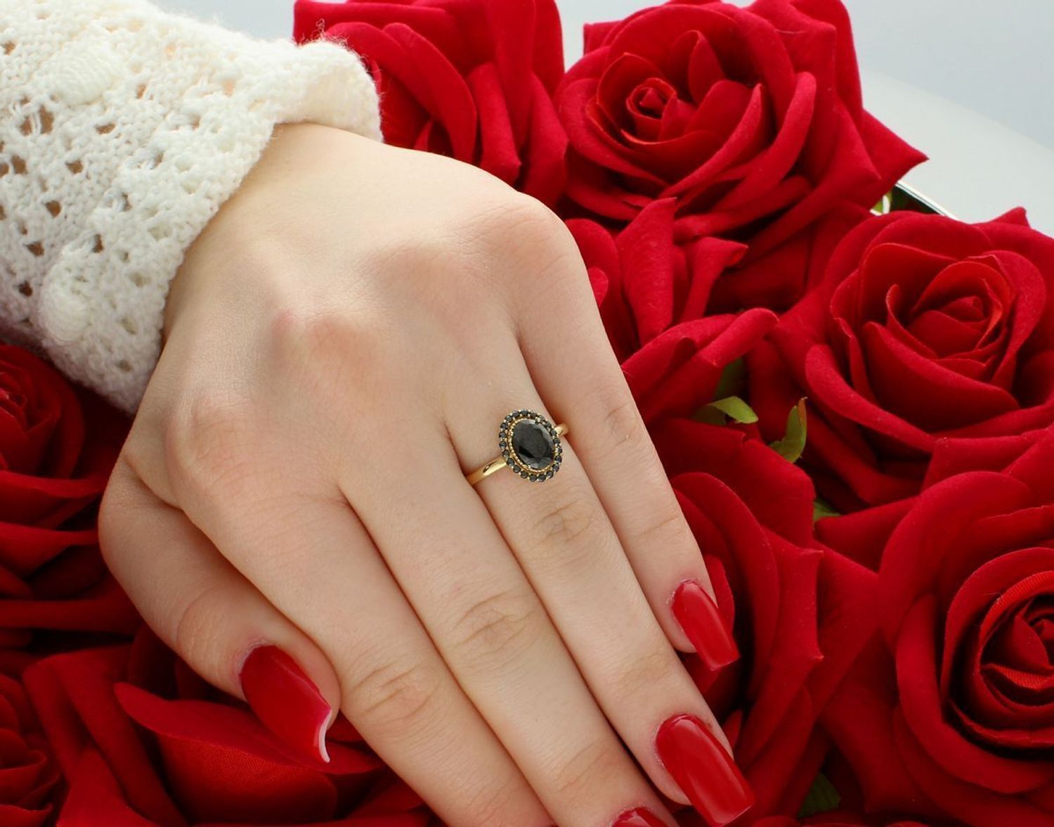 Stylowy pierścionek damski ze złota próby 585 z owalną czarną cyrkonią, otoczoną drobnymi kamieniami. Rozmiar 13, waga 1,87 g – elegancja i oryginalność w jednym.1.jpg